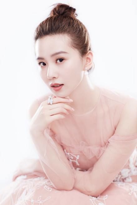 Cnet nghi Lưu Thi Thi giành hết tài nguyên của AngelaBaby