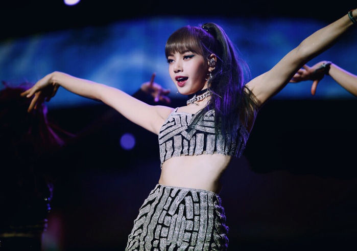 Có eo thon chưa đến 50 cm, Lisa chuyên trị các kiểu áo crop top