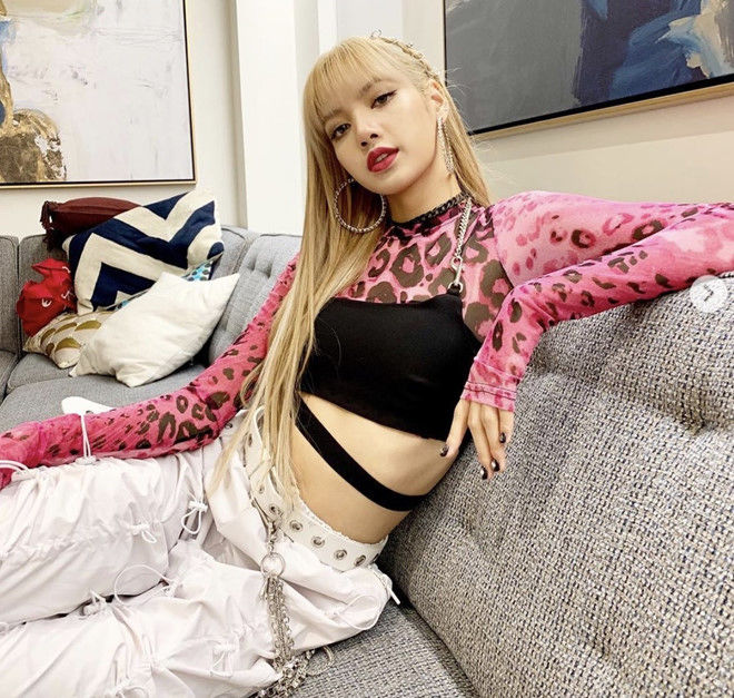 Có eo thon chưa đến 50 cm, Lisa chuyên trị các kiểu áo crop top