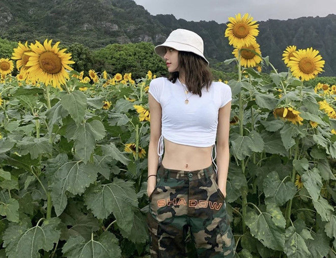 Có eo thon chưa đến 50 cm, Lisa chuyên trị các kiểu áo crop top