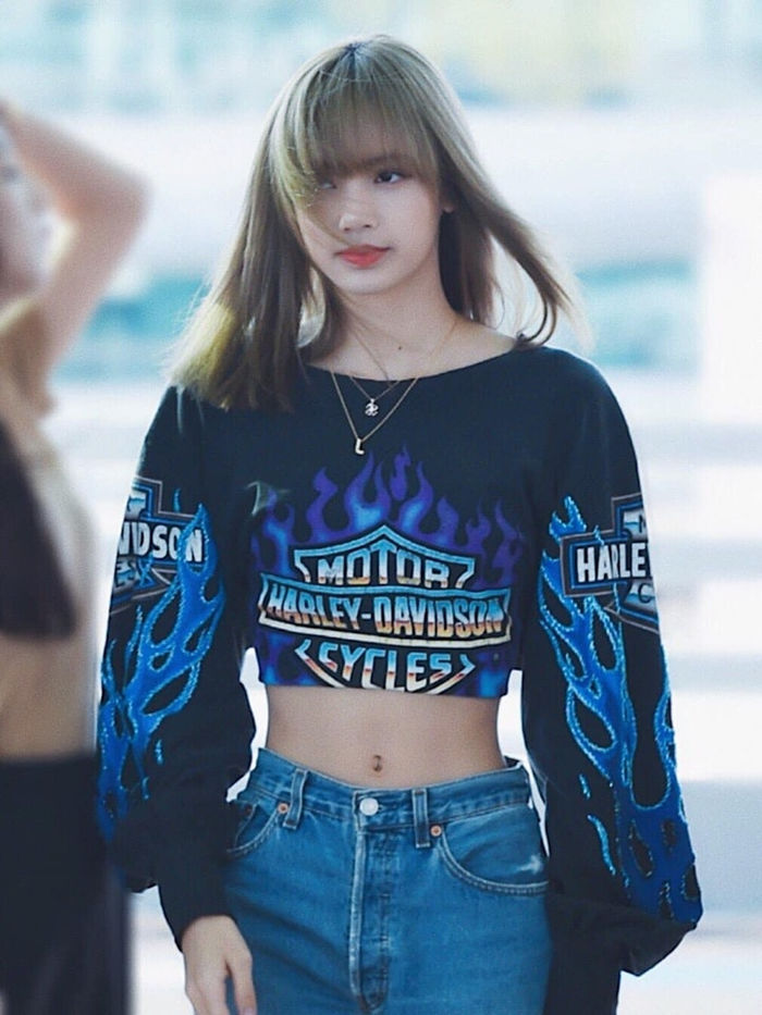Có eo thon chưa đến 50 cm, Lisa chuyên trị các kiểu áo crop top