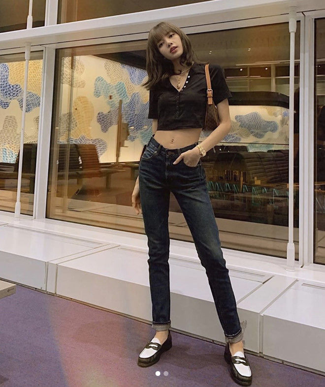 Có eo thon chưa đến 50 cm, Lisa chuyên trị các kiểu áo crop top