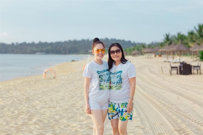 Có là sao hạng A thì Mỹ Tâm, H'Hen Niê vẫn bé bỏng trong vòng tay mẹ