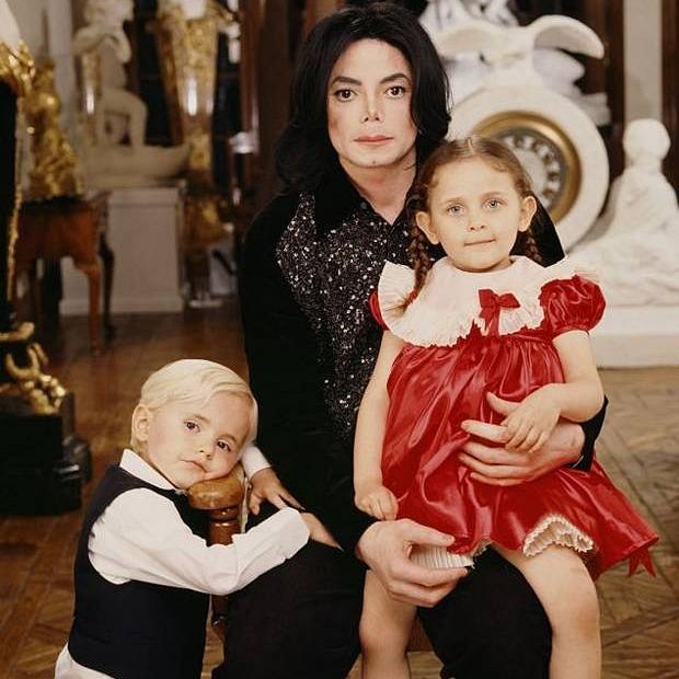 Con gái Michael Jackson và 10 năm nổi loạn vì tổn thương khi bố mất