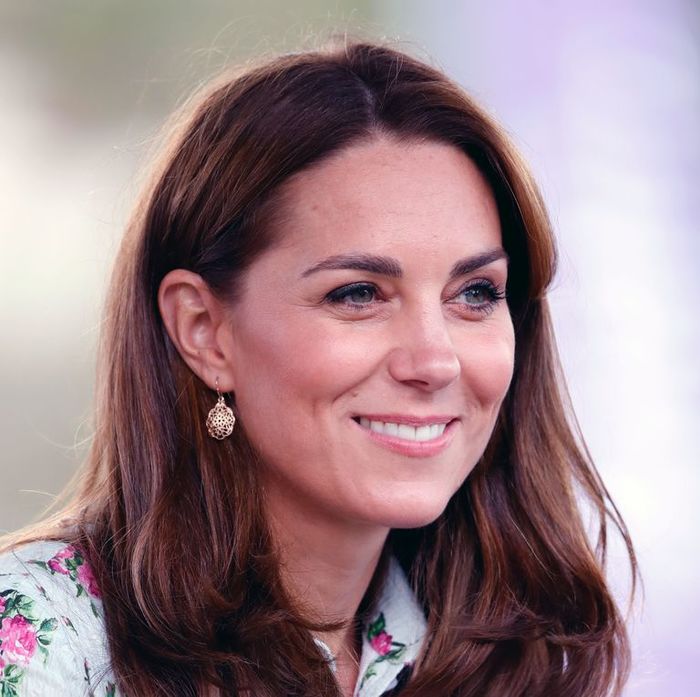 Công nương Kate - Meghan đeo khuyên tai giá rẻ để gần gũi người dân