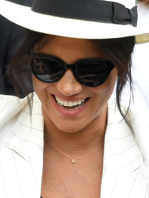 Công nương Kate - Meghan đeo khuyên tai giá rẻ để gần gũi người dân