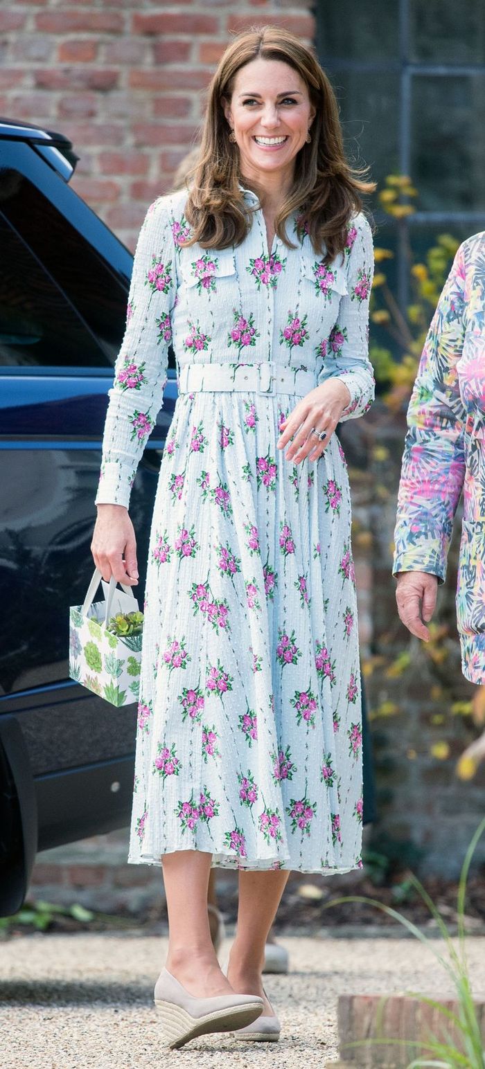 Công nương Kate - Meghan đeo khuyên tai giá rẻ để gần gũi người dân