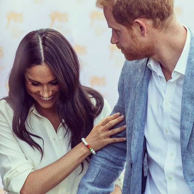Công nương Meghan Markle và cái ôm “mất danh dự nhà chồng”