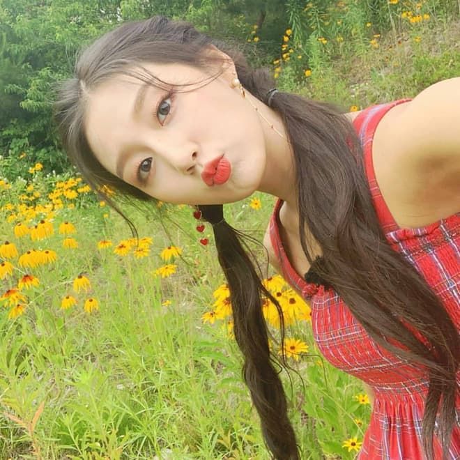 Cùng “lăng xê” nhiệt tình chiếc áo 2 dây: Taeyeon có thắng thế?