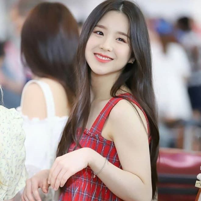 Cùng “lăng xê” nhiệt tình chiếc áo 2 dây: Taeyeon có thắng thế?