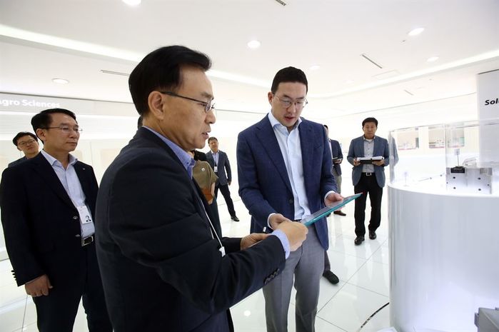 Đại chiến 50 năm Samsung – LG: Từ tình bạn thành kẻ thù