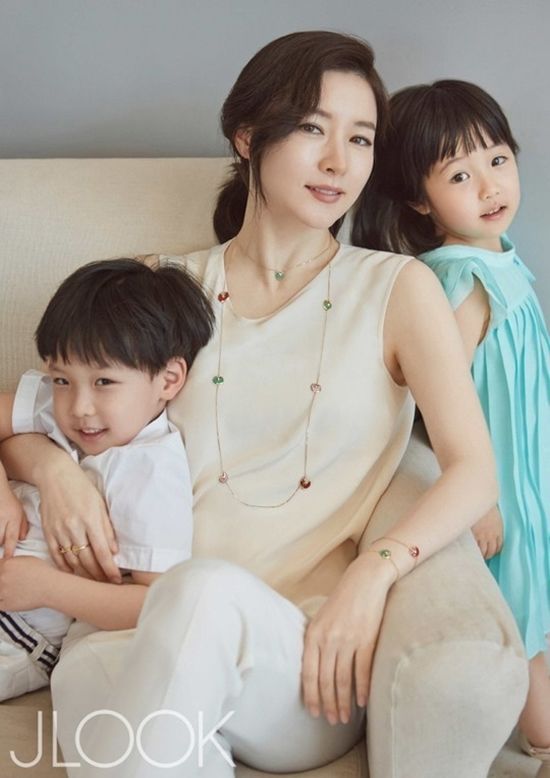 Dàn sao “Anh em nhà bác sĩ” sau 22 năm: Lee Young Ae trẻ đẹp tuổi 50