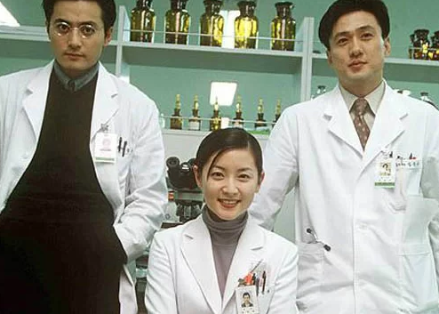 Dàn sao “Anh em nhà bác sĩ” sau 22 năm: Lee Young Ae trẻ đẹp tuổi 50