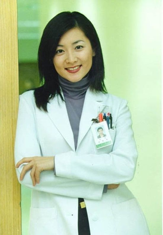 Dàn sao “Anh em nhà bác sĩ” sau 22 năm: Lee Young Ae trẻ đẹp tuổi 50