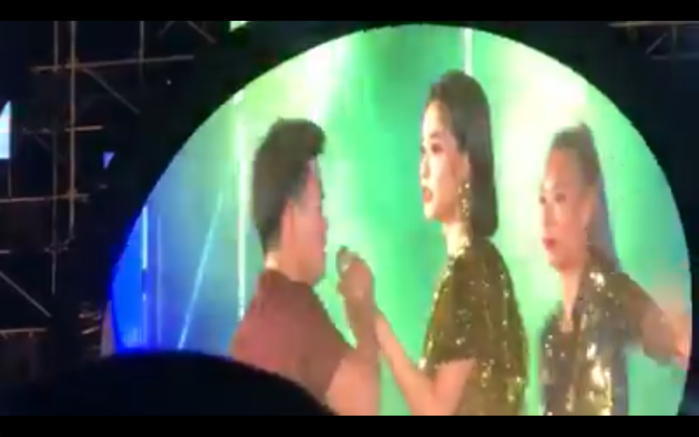 Đang mải Đi Đu Đưa Đi, Bích Phương bị cướp mic vì khán giả lạc mất con