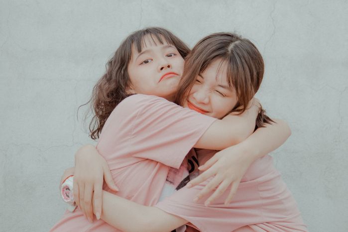 ĐH Stanford: Con gái chơi càng thân, càng nhìn càng giống nhau