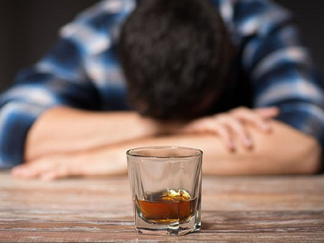 Kỳ lạ người đàn ông 46 tuổi cứ ăn cơm vào là lại say xỉn, đầy men rượu