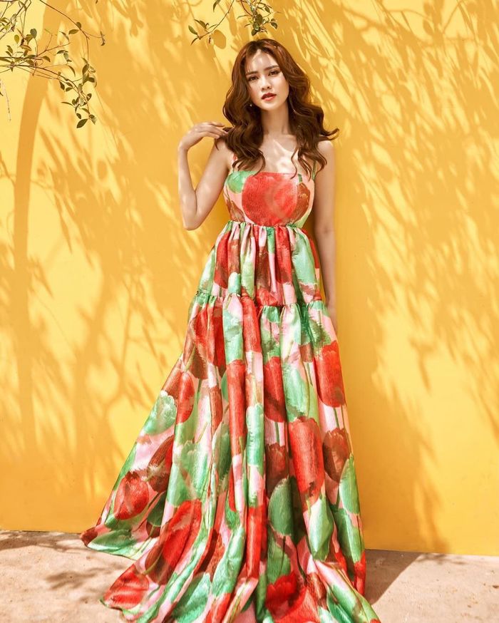 Diện trang phục “khó nhằn” nhưng Lan Ngọc vẫn đẹp, kể cả màu đượm hồng