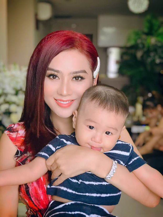 Đọ độ đáng yêu con nhà sao Việt: Con trai Lâm Khánh Chi cực kháu khỉnh