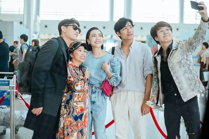 Đúng chuẩn soái ca: Isaac ga-lăng đẩy vali dùm Diệu Nhi tại sân bay