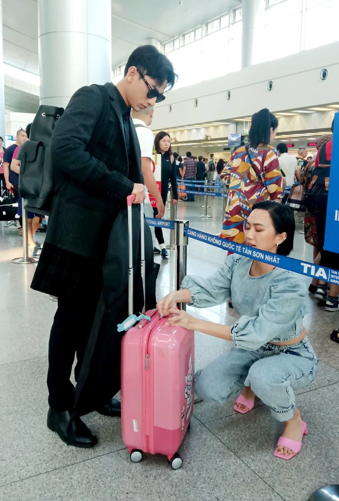 Đúng chuẩn soái ca: Isaac ga-lăng đẩy vali dùm Diệu Nhi tại sân bay