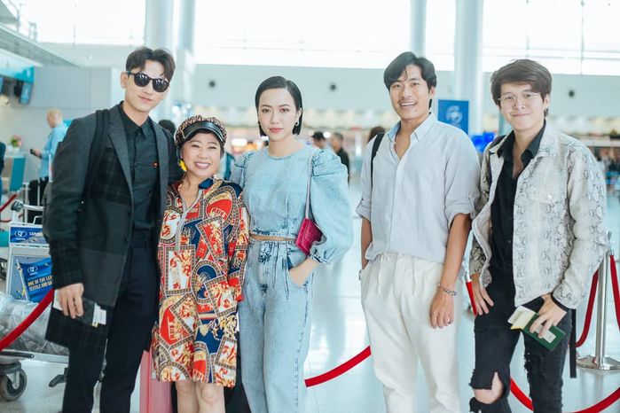 Đúng chuẩn soái ca: Isaac ga-lăng đẩy vali dùm Diệu Nhi tại sân bay