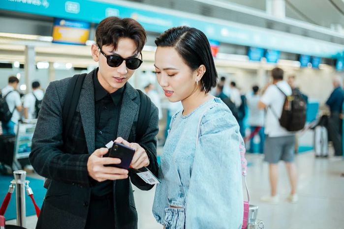 Đúng chuẩn soái ca: Isaac ga-lăng đẩy vali dùm Diệu Nhi tại sân bay
