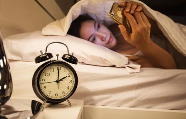 Để có một giấc ngủ tốt không nên để cây xanh, điện thoại cạnh giường