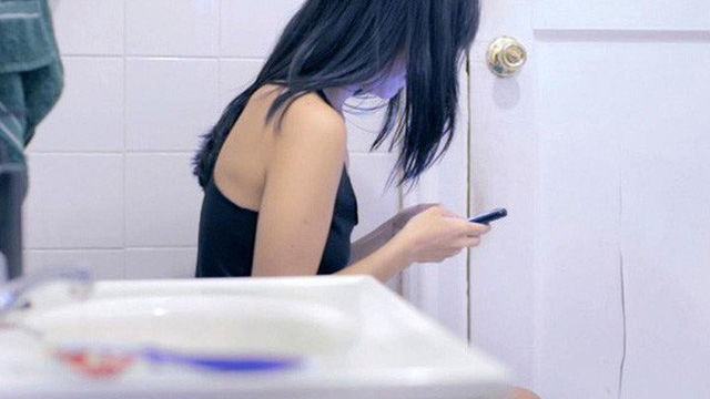 Sử dụng điện thoại trong nhà vệ sinh có thể bị sa trực tràng
