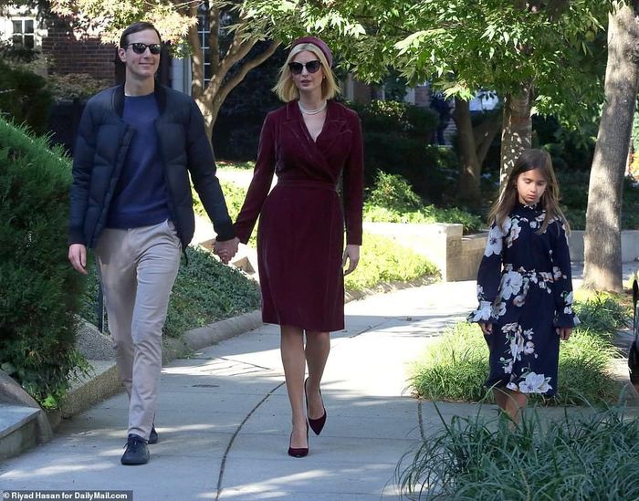 Cả nhà Ivanka Trump đi dạo, bé Arabella gây chú ý vì gương mặt ỉu xìu