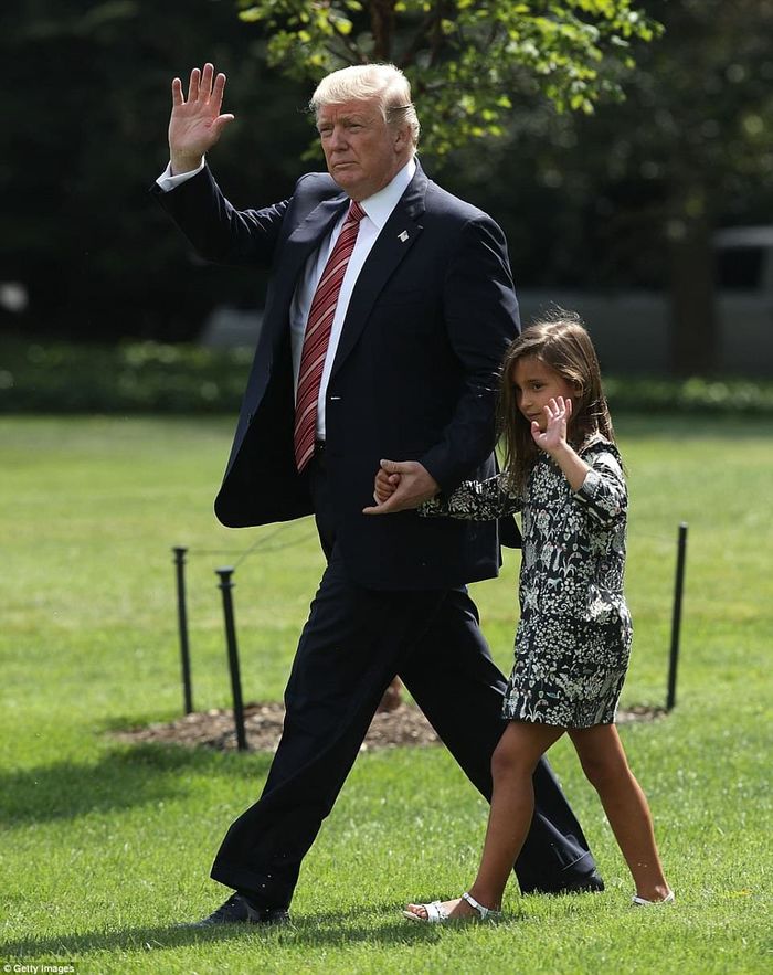 Cả nhà Ivanka Trump đi dạo, bé Arabella gây chú ý vì gương mặt ỉu xìu