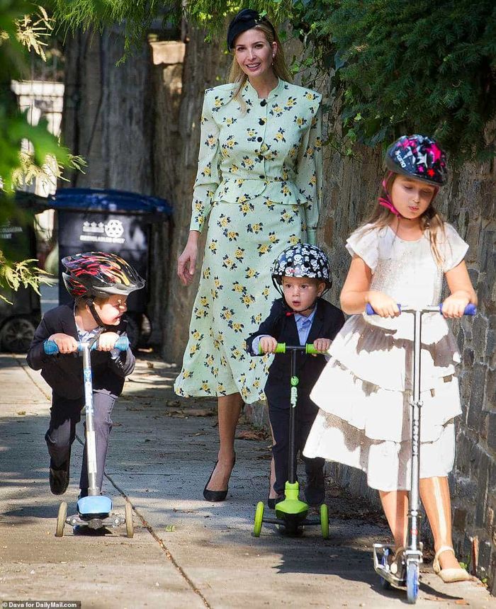 Cả nhà Ivanka Trump đi dạo, bé Arabella gây chú ý vì gương mặt ỉu xìu