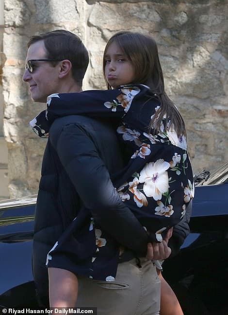 Cả nhà Ivanka Trump đi dạo, bé Arabella gây chú ý vì gương mặt ỉu xìu