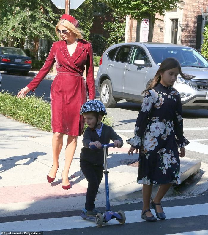 Cả nhà Ivanka Trump đi dạo, bé Arabella gây chú ý vì gương mặt ỉu xìu