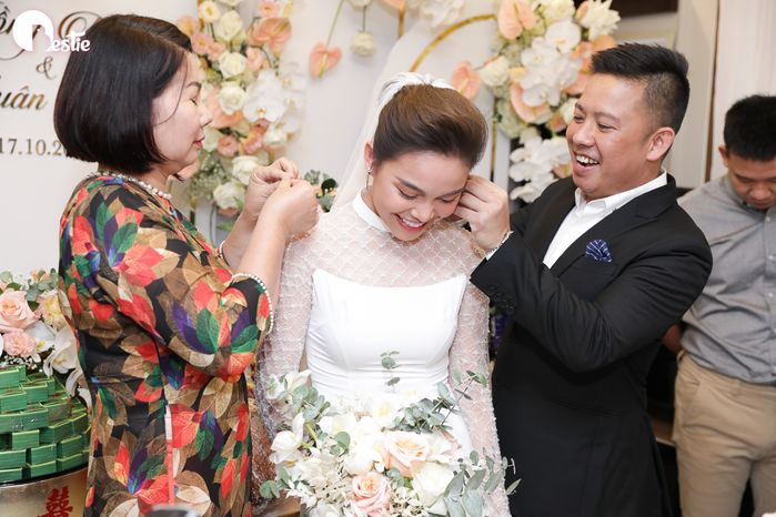Giang Hồng Ngọc hạnh phúc trong lễ ăn hỏi bên ông xã