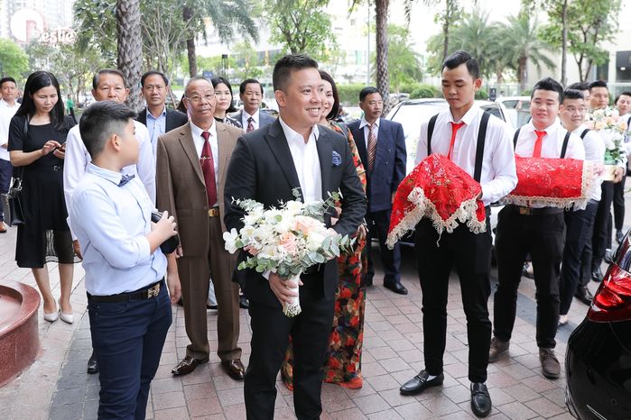 Giang Hồng Ngọc hạnh phúc trong lễ ăn hỏi bên ông xã