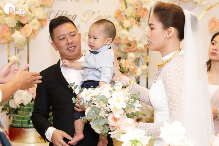 Giang Hồng Ngọc hạnh phúc trong lễ ăn hỏi bên ông xã
