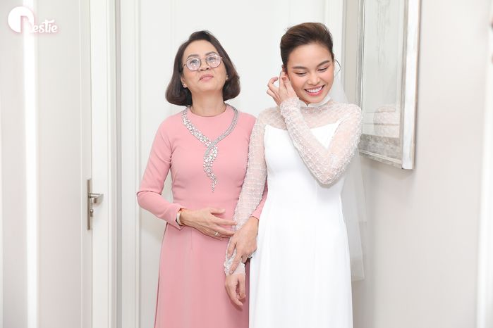 Giang Hồng Ngọc hạnh phúc trong lễ ăn hỏi bên ông xã