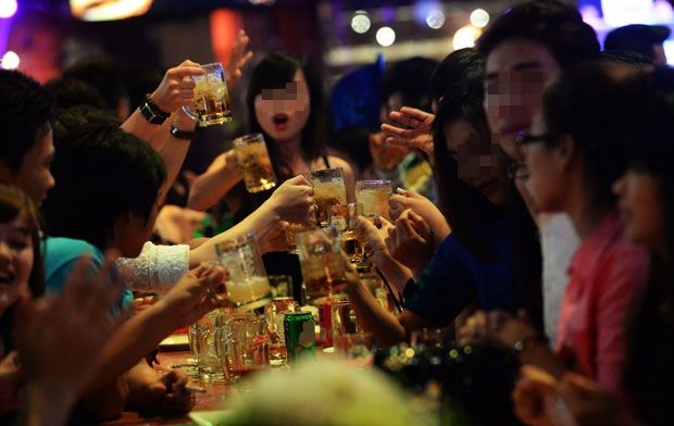 Giới trẻ đang dành thời gian để café, nhậu, lướt mạng hơn là kiếm tiền