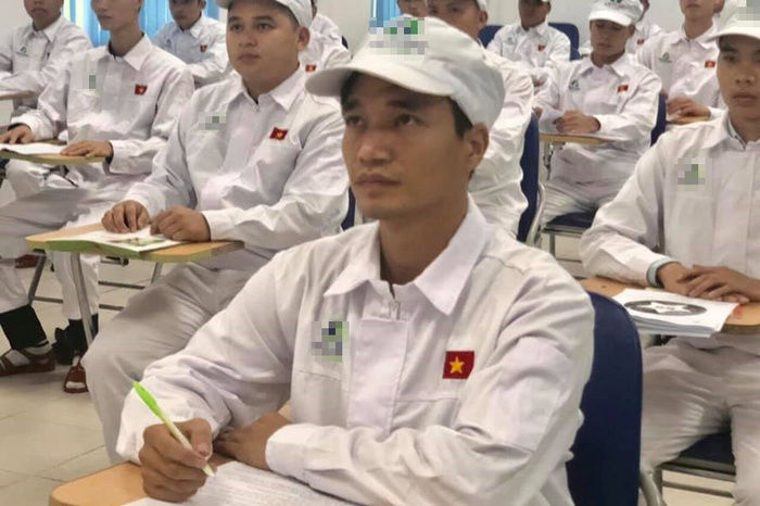 Hết “hào quang bong bóng”: Hiện tượng mạng Lệ Rơi về quê làm công nhân