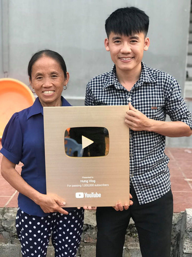 Hết “hào quang bong bóng”: Hiện tượng mạng Lệ Rơi về quê làm công nhân