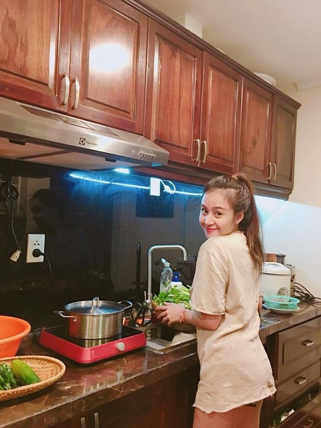 Hết “hào quang bong bóng”: Hiện tượng mạng Lệ Rơi về quê làm công nhân