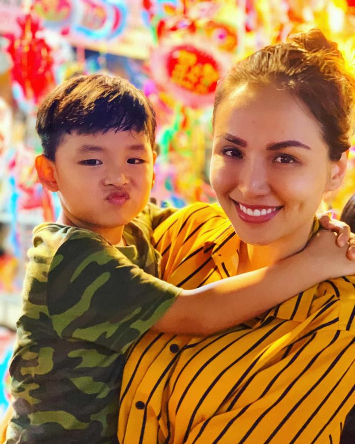 HH Diễm Hương đăng ảnh bên bố mẹ ngầm chứng tỏ đã nối lại tình thân
