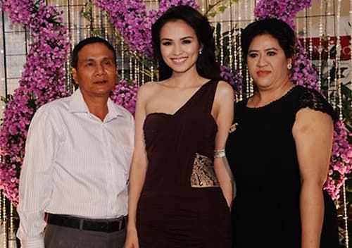 HH Diễm Hương đăng ảnh bên bố mẹ ngầm chứng tỏ đã nối lại tình thân
