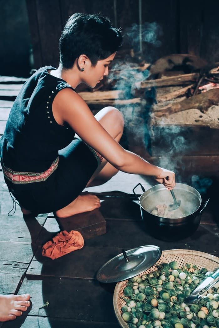 H'Hen Niê giản dị gặt lúa nhặt rau mỗi khi về quê nhà ở Đắk Lắk
