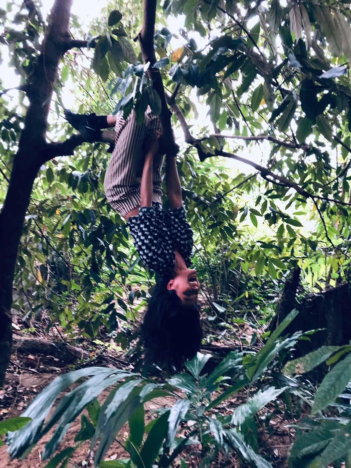 H'Hen Niê giản dị gặt lúa nhặt rau mỗi khi về quê nhà ở Đắk Lắk