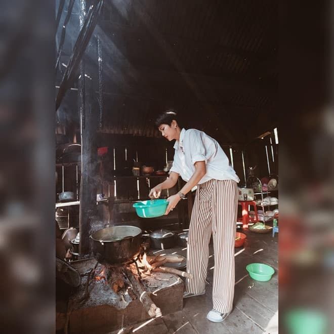 H'Hen Niê giản dị gặt lúa nhặt rau mỗi khi về quê nhà ở Đắk Lắk