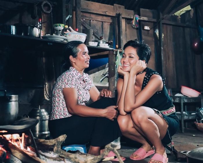 H'Hen Niê giản dị gặt lúa nhặt rau mỗi khi về quê nhà ở Đắk Lắk