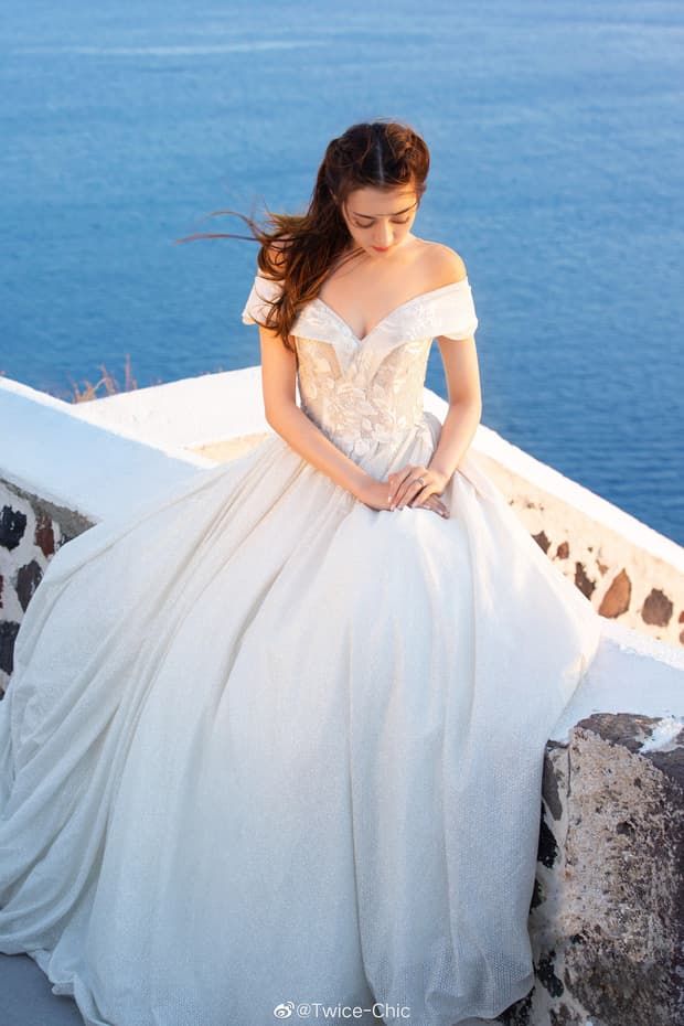 Hiếm hoi mới mặc váy cưới, Địch Lệ Nhiệt Ba khiến netizen nháo nhào