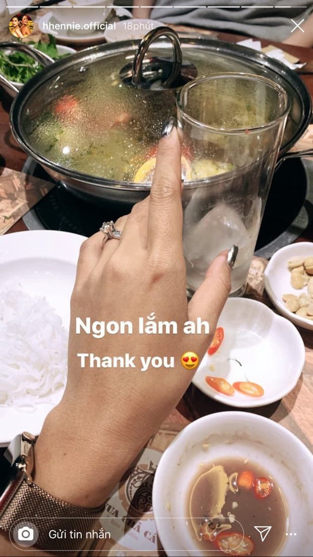 Hiệp Gà tái ngộ vợ cũ từng đấu tố, H'Hen Niê khoe mặt mộc điểm 10